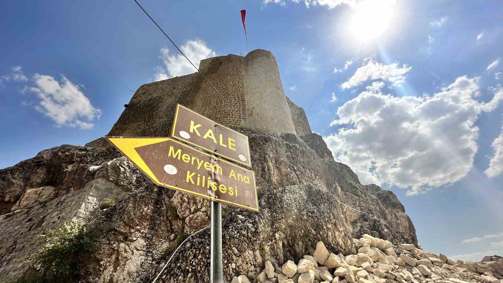 5 bin yıllık Harput Kalesi&rsquo;nde restorasyon t&uuml;m hızıyla s&uuml;r&uuml;yor
