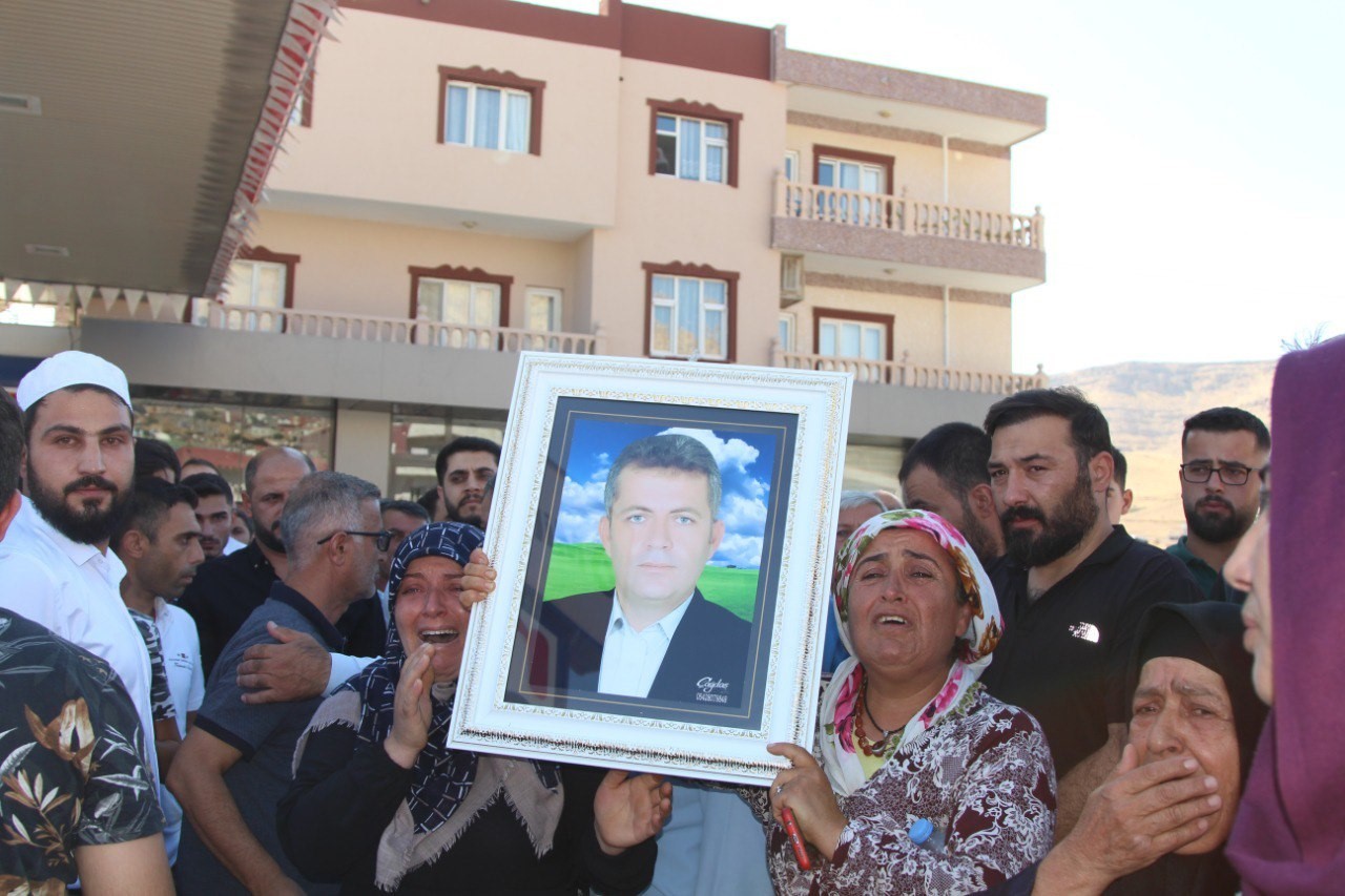 Derik’te 21 kişinin hayatını kaybettiği yere karanfil bırakıldı