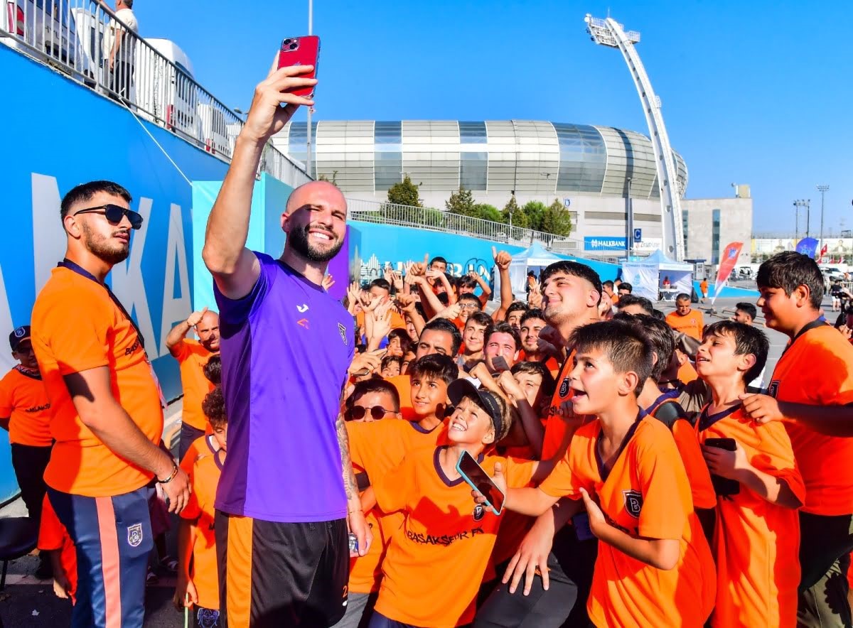 Başakşehir’den bir ilk; tribünde çocuk parkı 