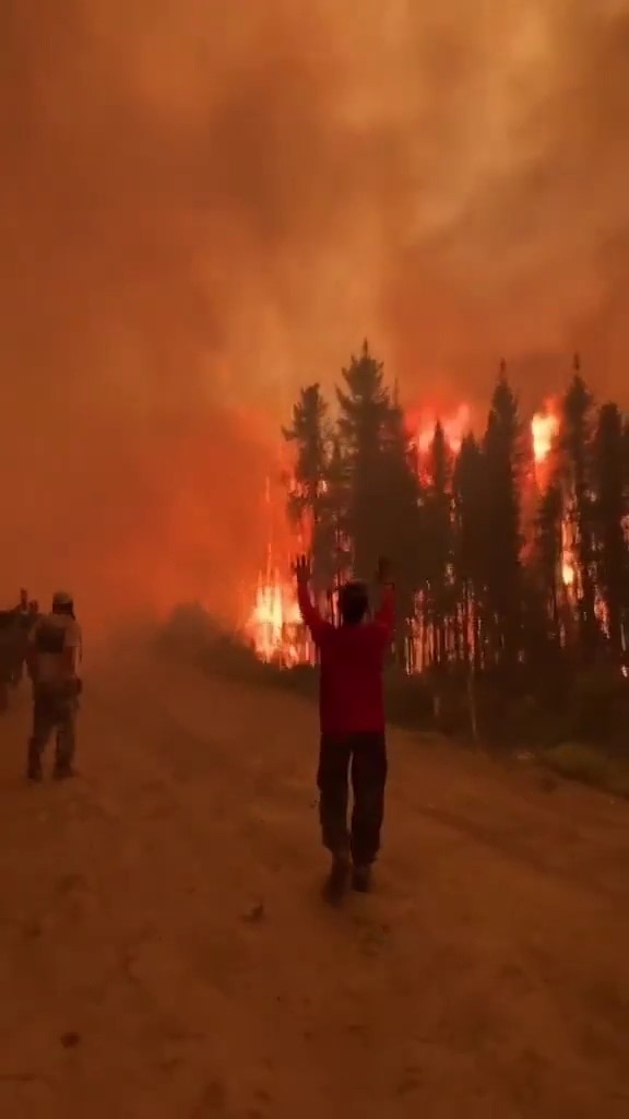 Komşudaki yangın rüzgarın etkisiyle yayılmaya devam ediyor