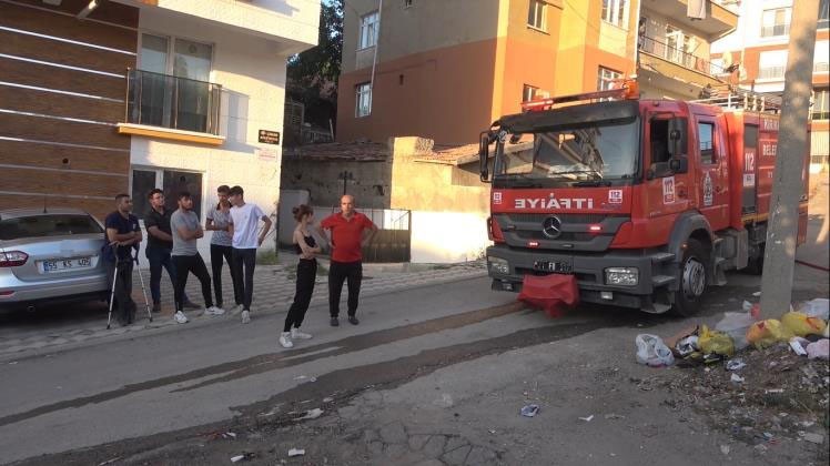 4 katlı binanın bitişiğinde &ccedil;ıkan yangın korkuttu
