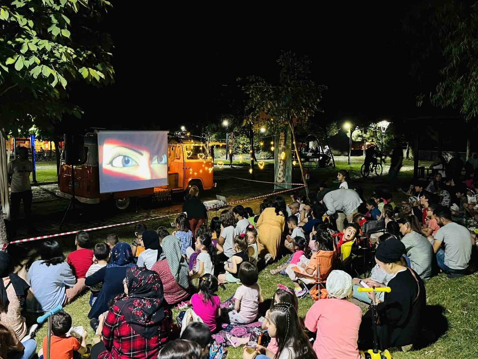 &Ccedil;ocuklara a&ccedil;ık hava sinema keyfi
