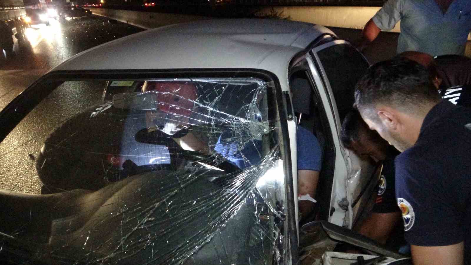 Adana’da otoyolda otomobiller çarpıştı, sıkışan sürücüyü itfaiye kurtardı