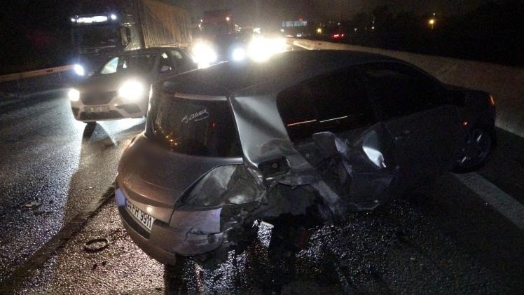 Adana’da otoyolda otomobiller çarpıştı, sıkışan sürücüyü itfaiye kurtardı
