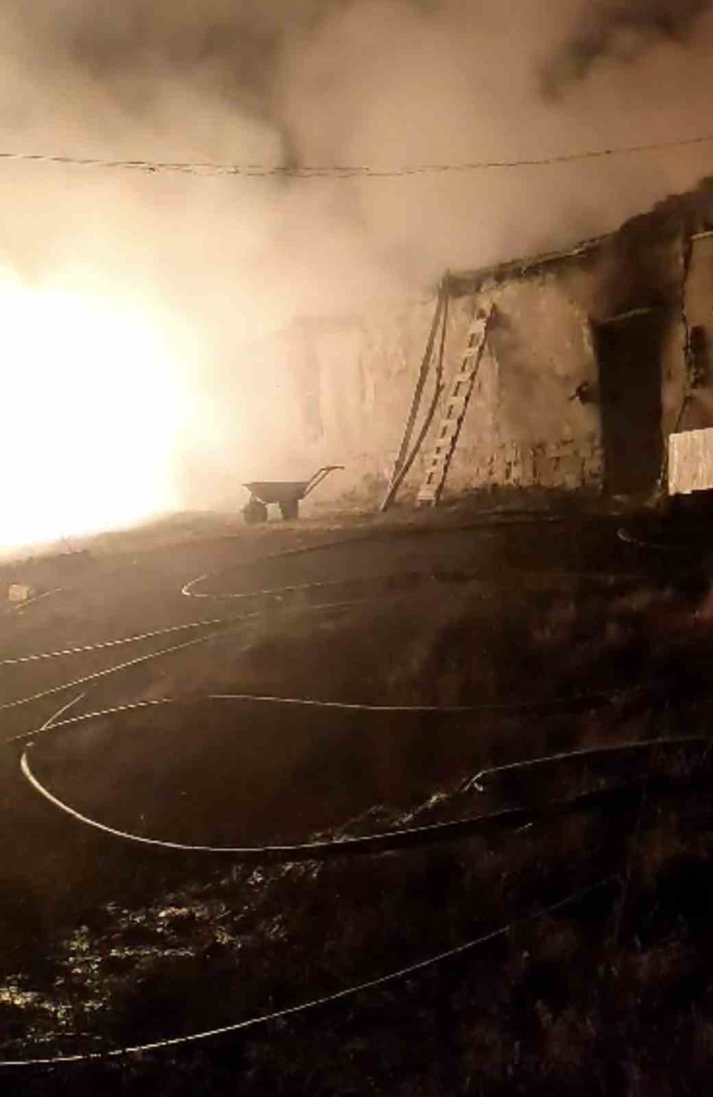 Y&uuml;ksekova&rsquo;da ahır yangını
