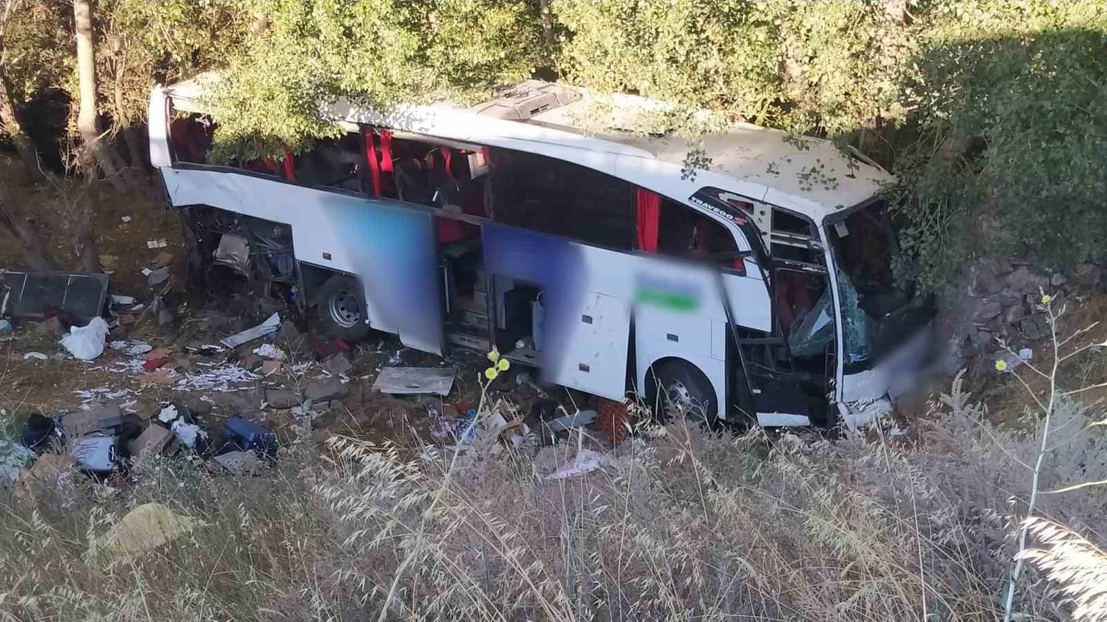 Otobüs kazasında ölen 12 kişinin kimlikleri belli oldu

