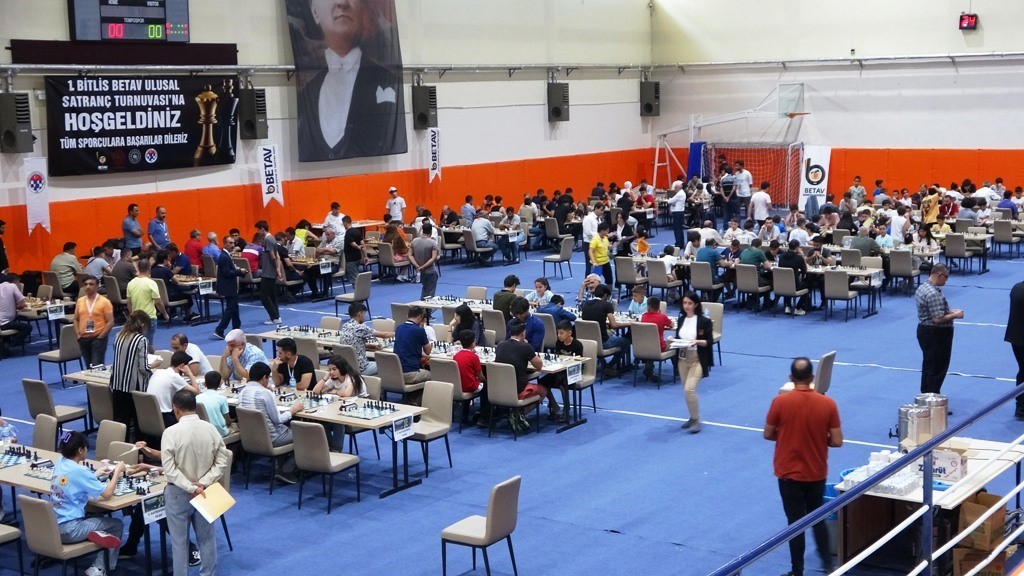 Bitlis’te 4 ülke ve 54 şehirden 260 sporcu satranç turnuvasında ter döktü