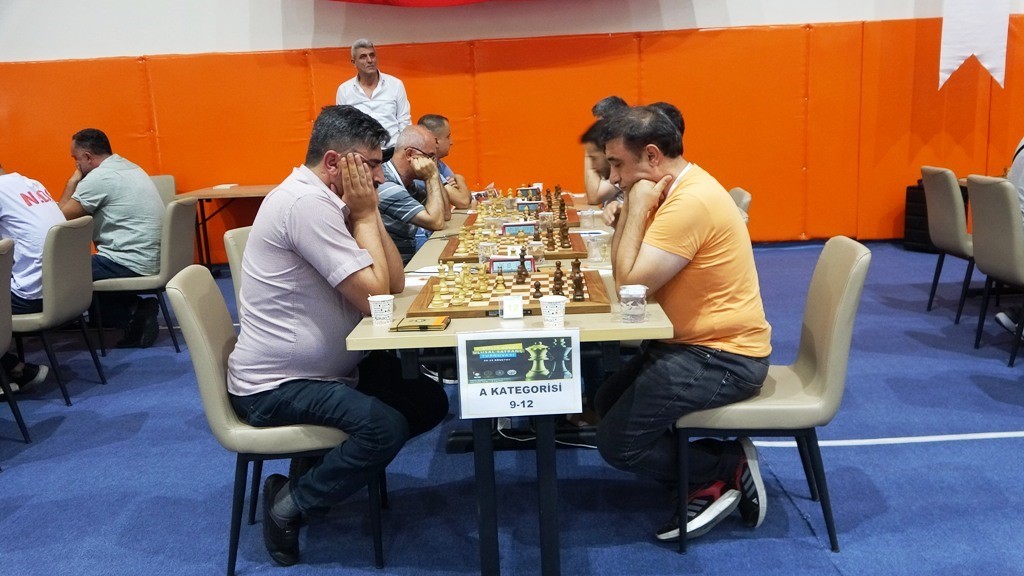 Bitlis&rsquo;te 4 &uuml;lke ve 54 şehirden 260 sporcu satran&ccedil; turnuvasında ter d&ouml;kt&uuml;
