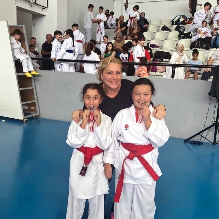 İlk defa katıldıkları karate m&uuml;sabakasında 6 madalya kazandılar
