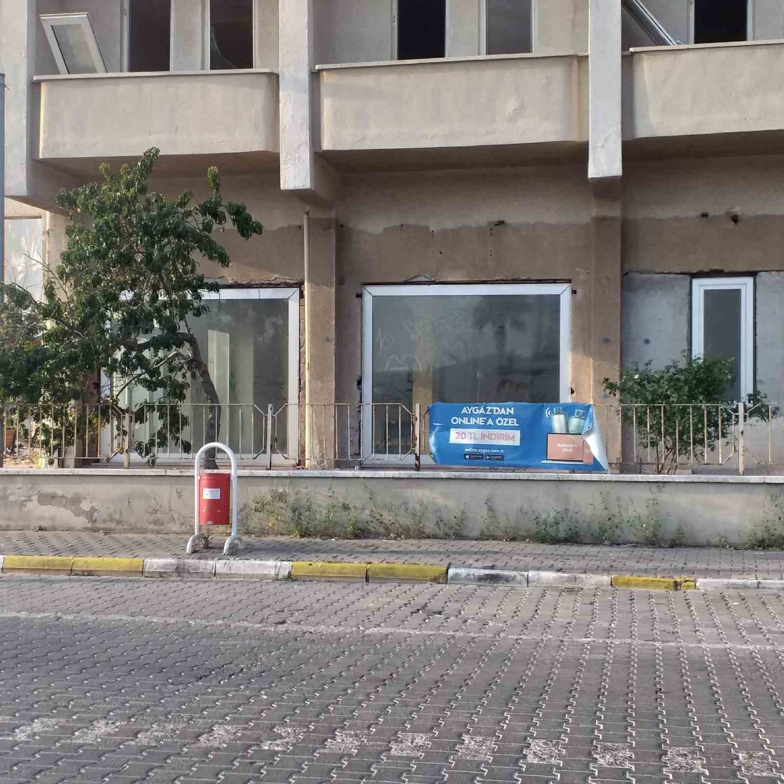 Ka&ccedil;ak olduğu iddia edilen eski PTT binasının ne zaman yıkılacağı merak konusu oldu
