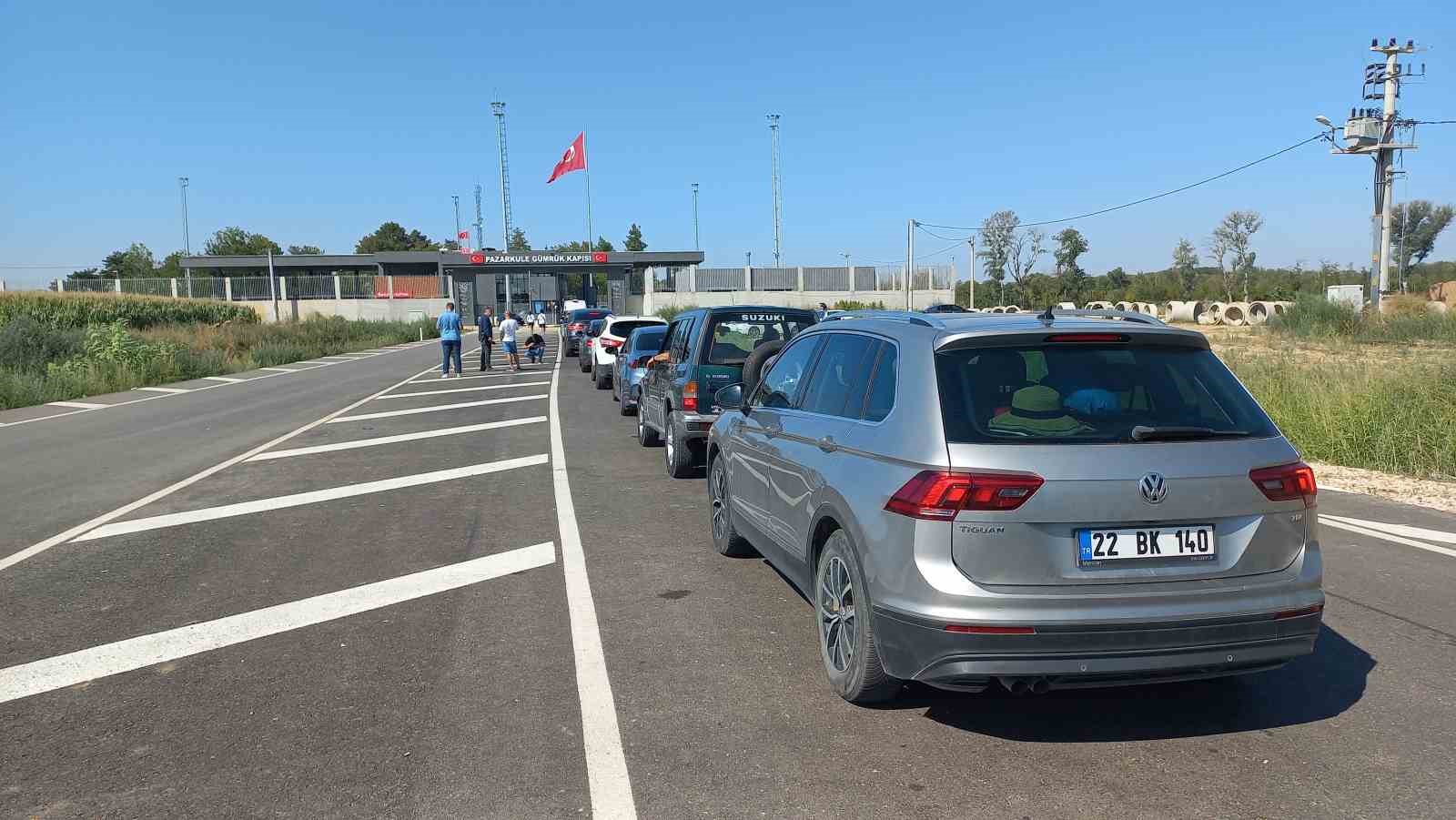 Yunanistan&rsquo;daki yangın nedeniyle İpsala&rsquo;dan ge&ccedil;emeyenler Pazarkule&rsquo;ye y&ouml;neldi
