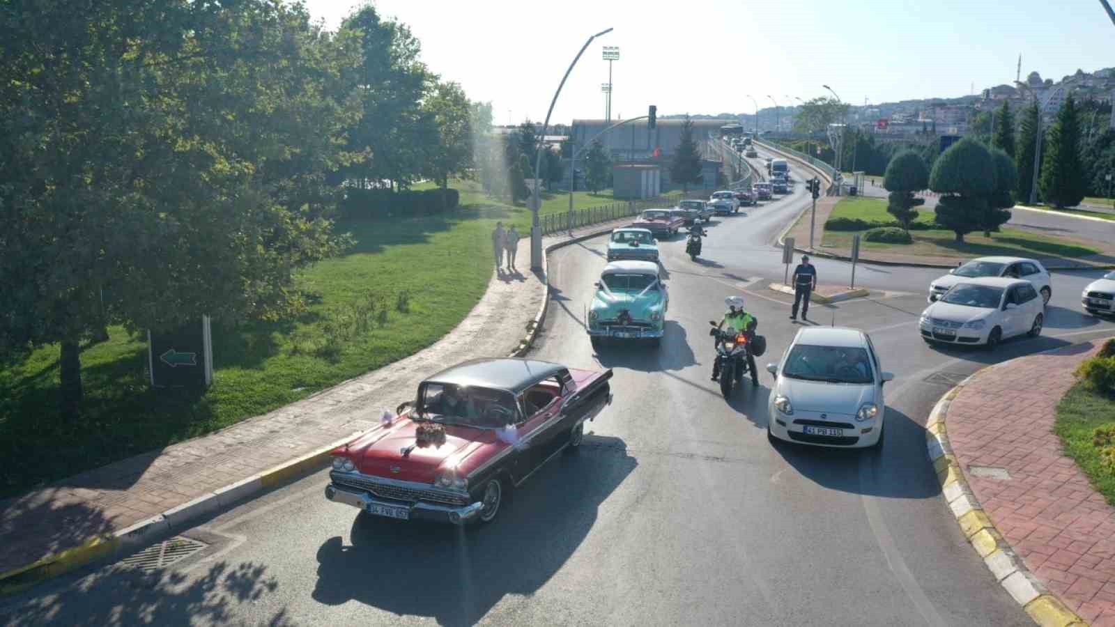 Roman çiftler klasik araçlarla İzmit sokaklarında düğün konvoyu coşkusu yaşadı