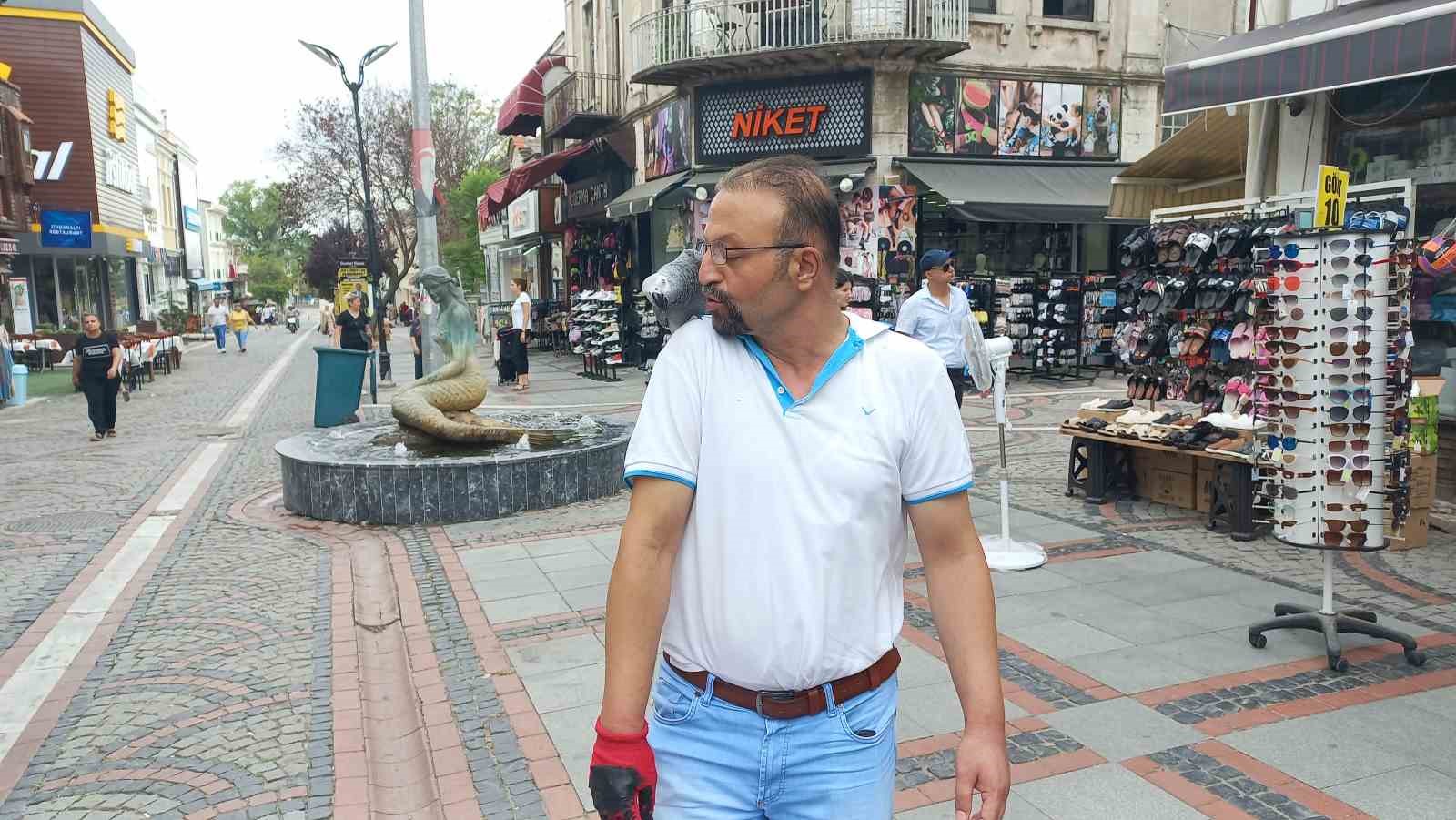 Hayat arkadaşı papağanı ile sokaklarda geziyor