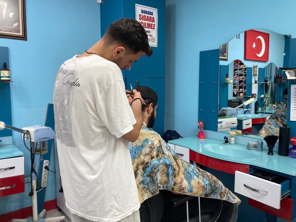 Berberde kalp krizi ge&ccedil;iren vatandaşın hayatını kalfa kurtardı
