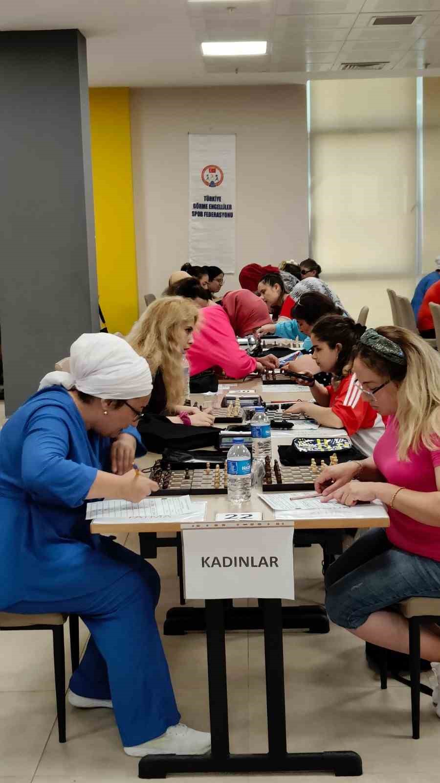 Görme engelli 451 satranç sporcusu şampiyonluk için hamlelerini yapıyor