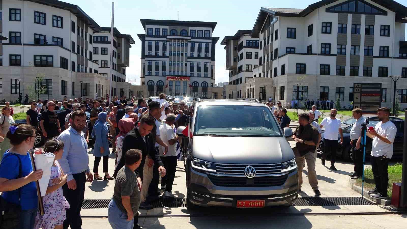 Vali Sonel&rsquo;i duygulandıran vedalaşma
