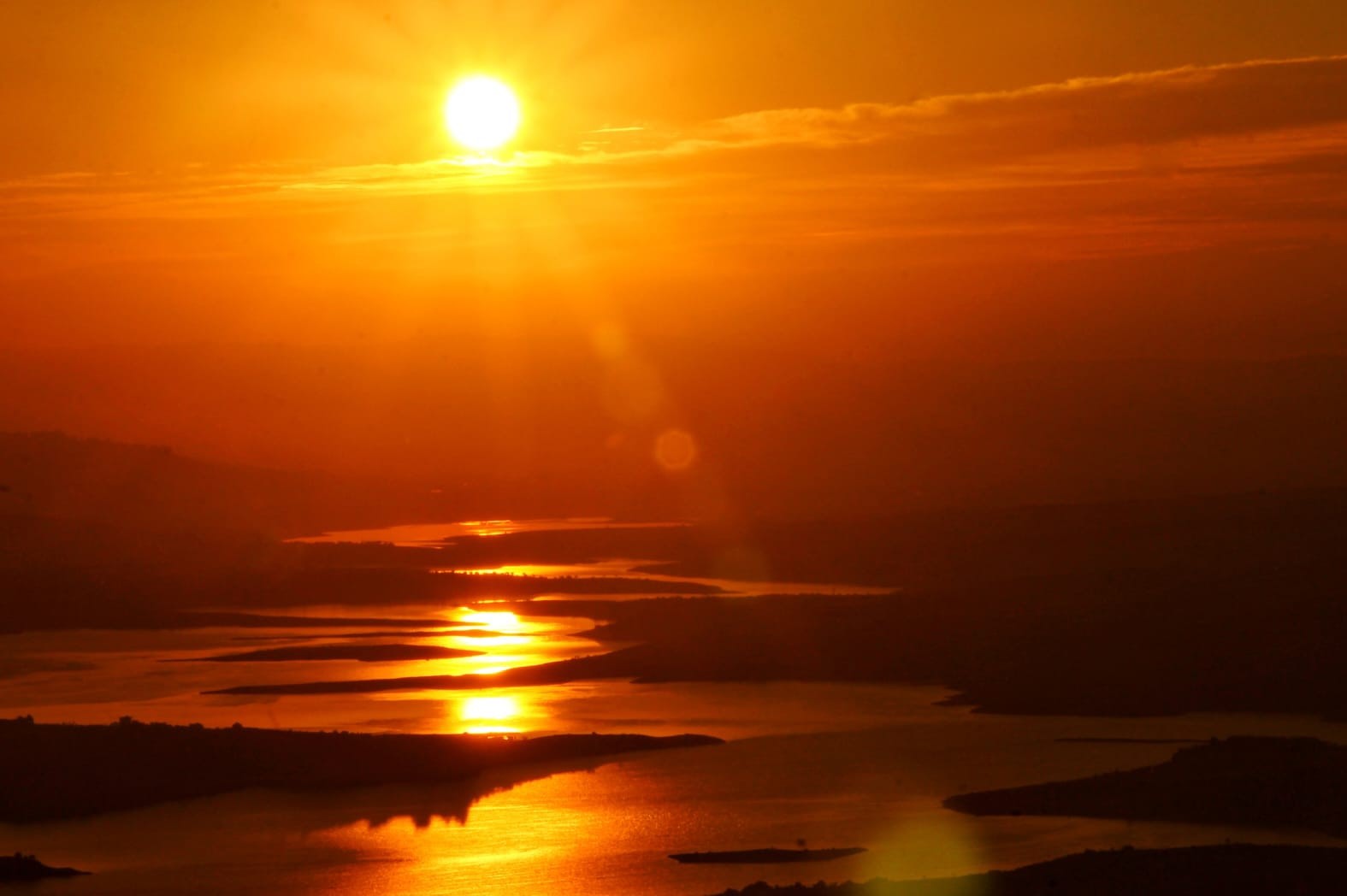 Sır Barajında g&uuml;n batımı g&ouml;rsel ş&ouml;len sunuyor
