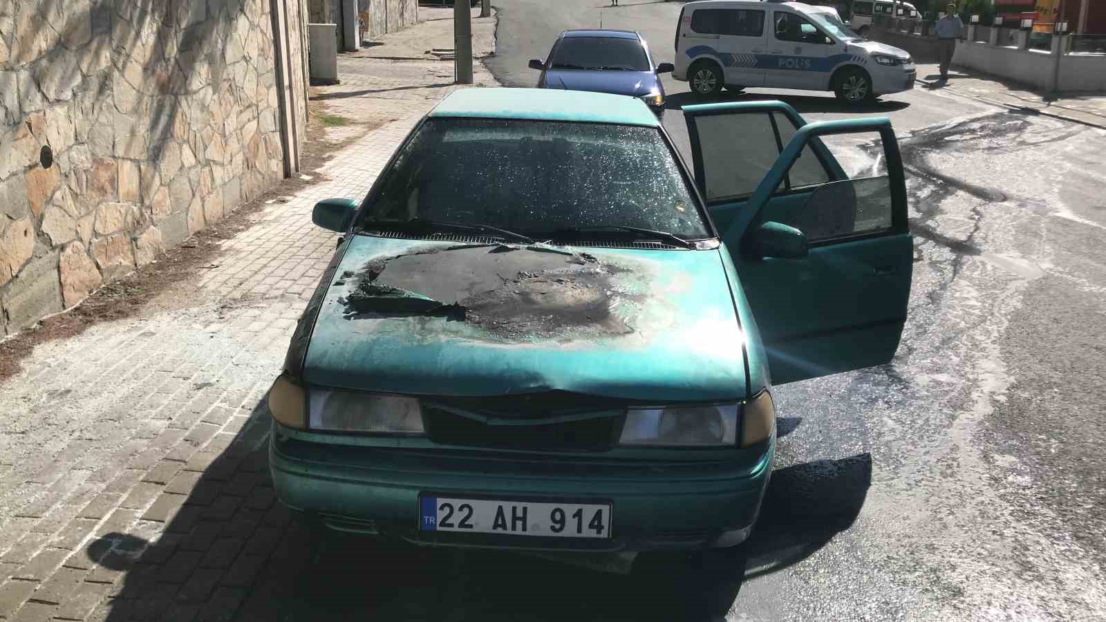 Edirne&rsquo;de alev alan otomobili itfaiye ekipleri s&ouml;nd&uuml;rd&uuml;
