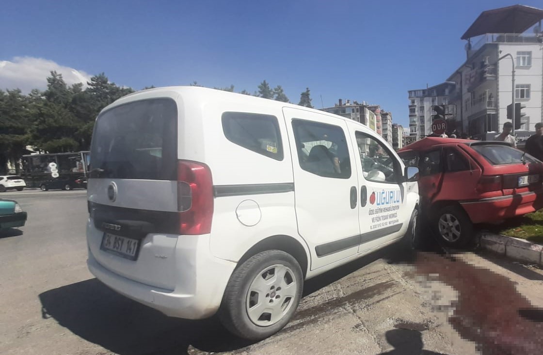 Konya’da otomobille hafif ticari araç kavşakta çarpıştı: 3 yaralı