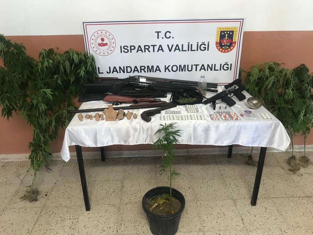 Isparta&rsquo;da uyuşturucu operasyonu: 12 g&ouml;zaltı
