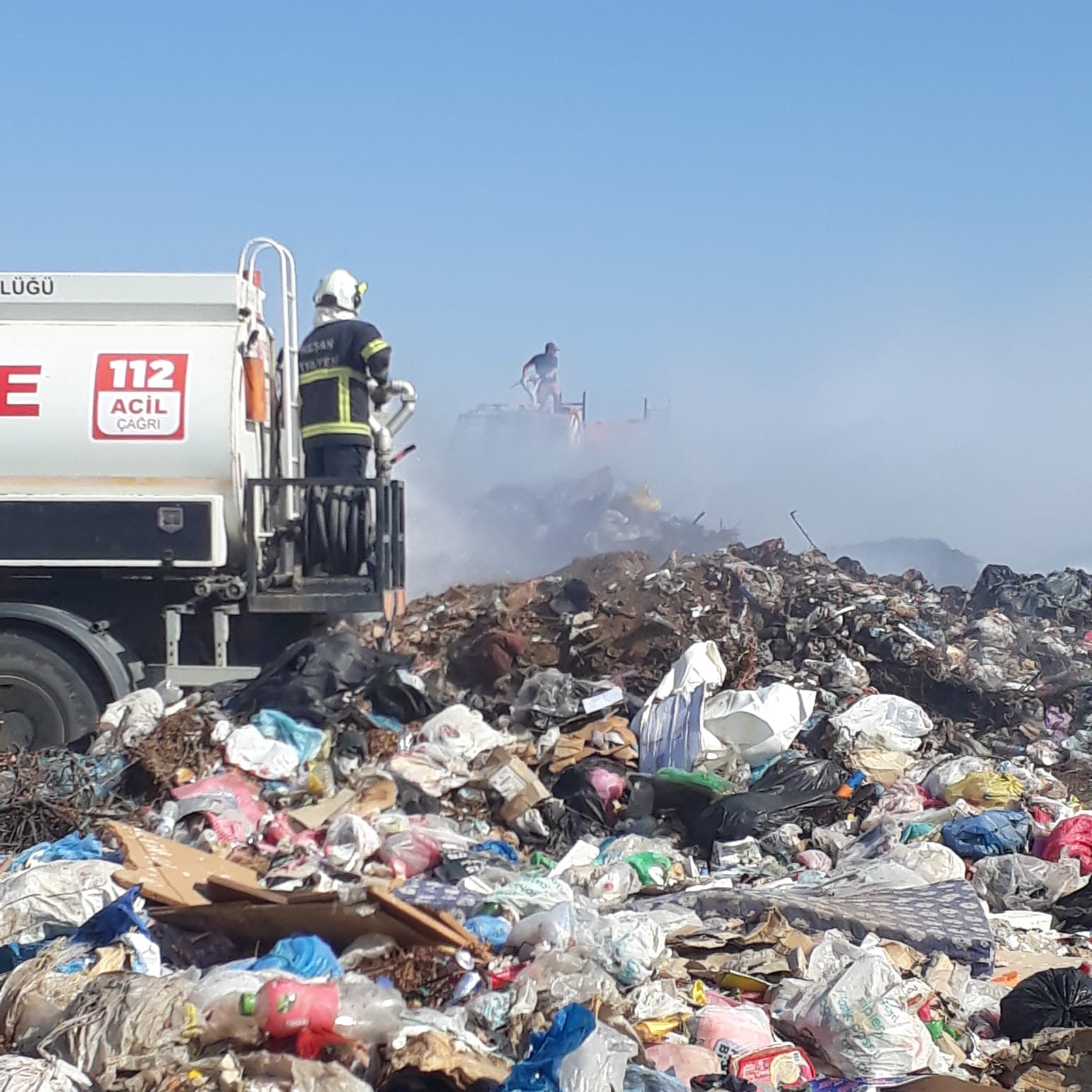 Enez’in eski çöplüğünde çıkan yangına 3 uçak ve 2 helikopterle müdahale edildi