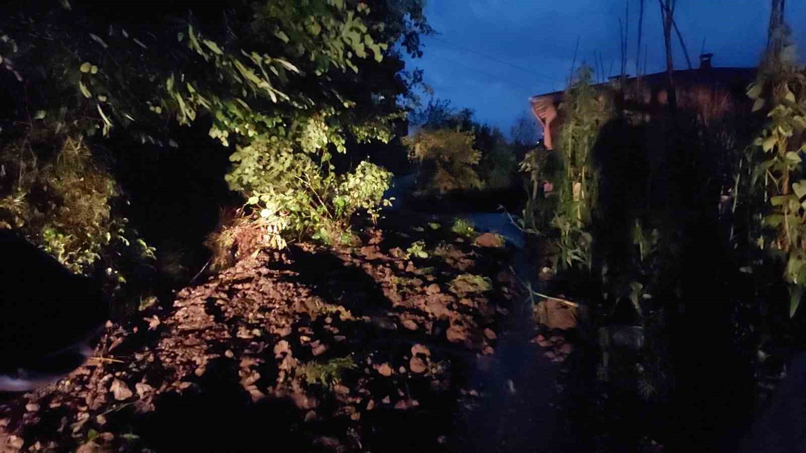 Rize&rsquo;de sel ve toprak kayması: 2 bina boşaltıldı 