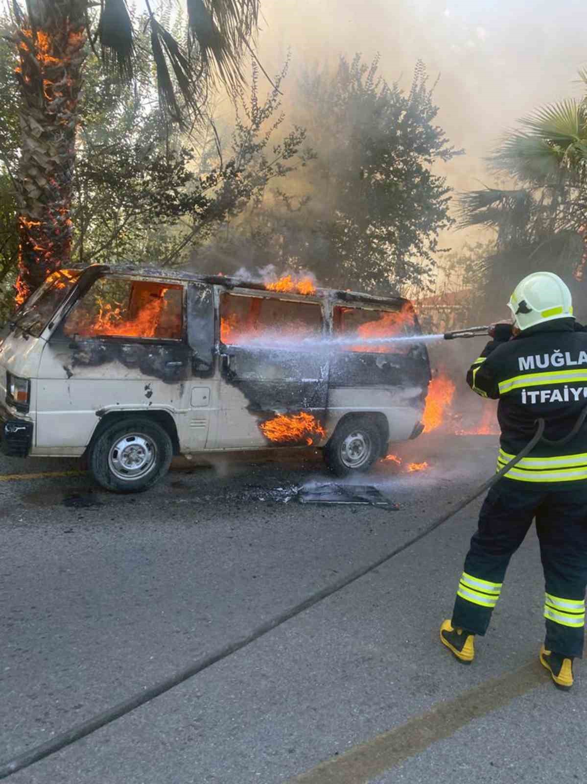 Araçta başlayan yangın ağaçlara sıçradı