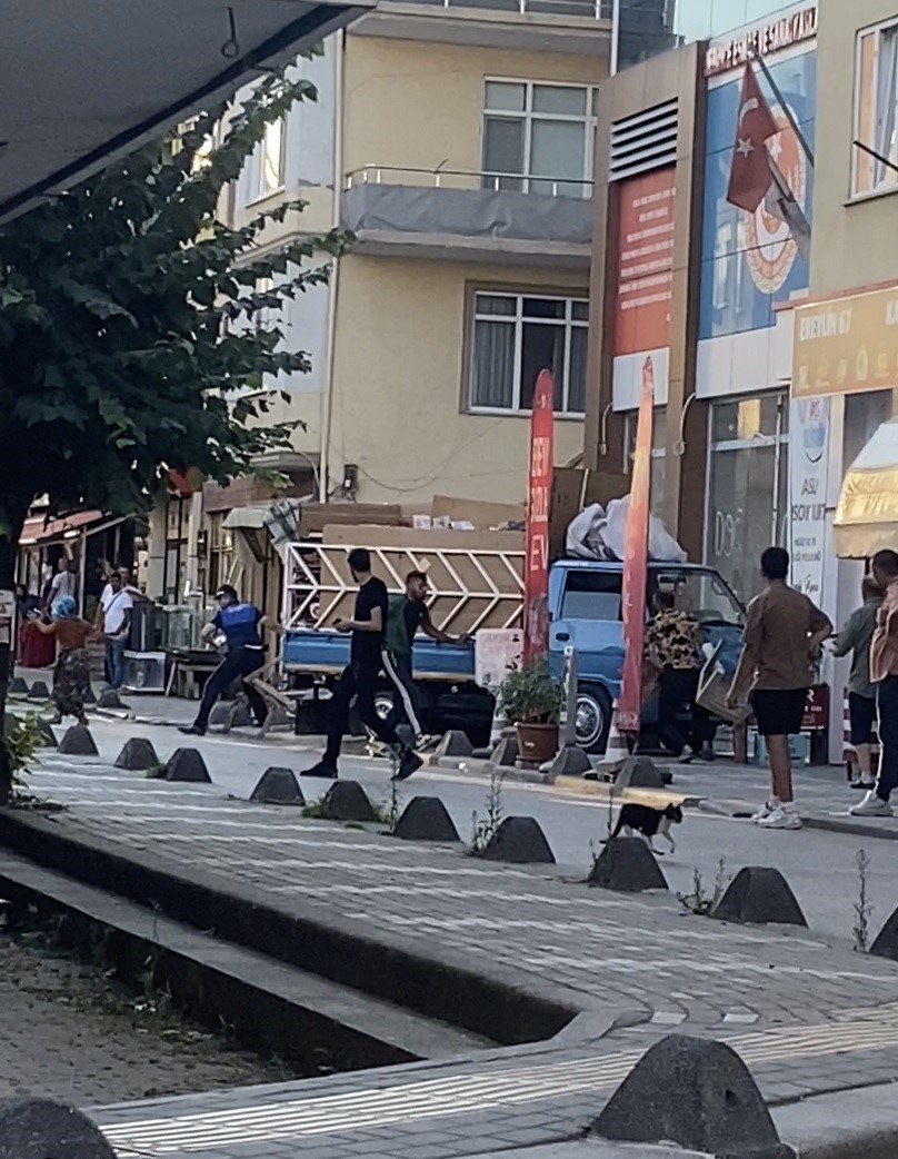 Zabıta ile karton toplayıcıları arasında tekmeli, yumruklu, tabureli kavga kamerada