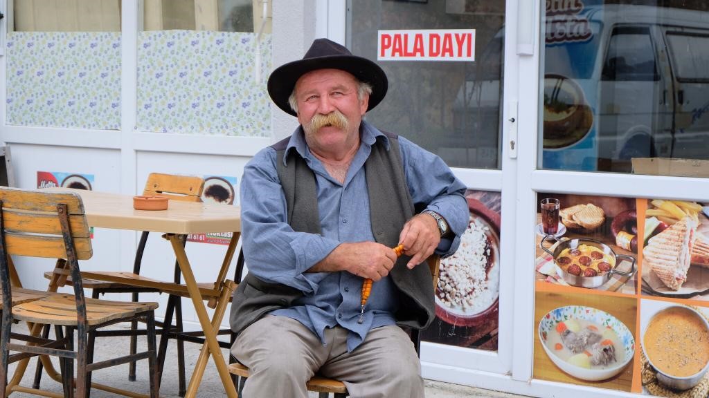 G&uuml;m&uuml;şhane&rsquo;de &ldquo;Dikkat Pala Dayı &Ccedil;ıkabilir&rdquo; yazılı uyarı tabelası s&uuml;r&uuml;c&uuml;leri şaşırtıyor
