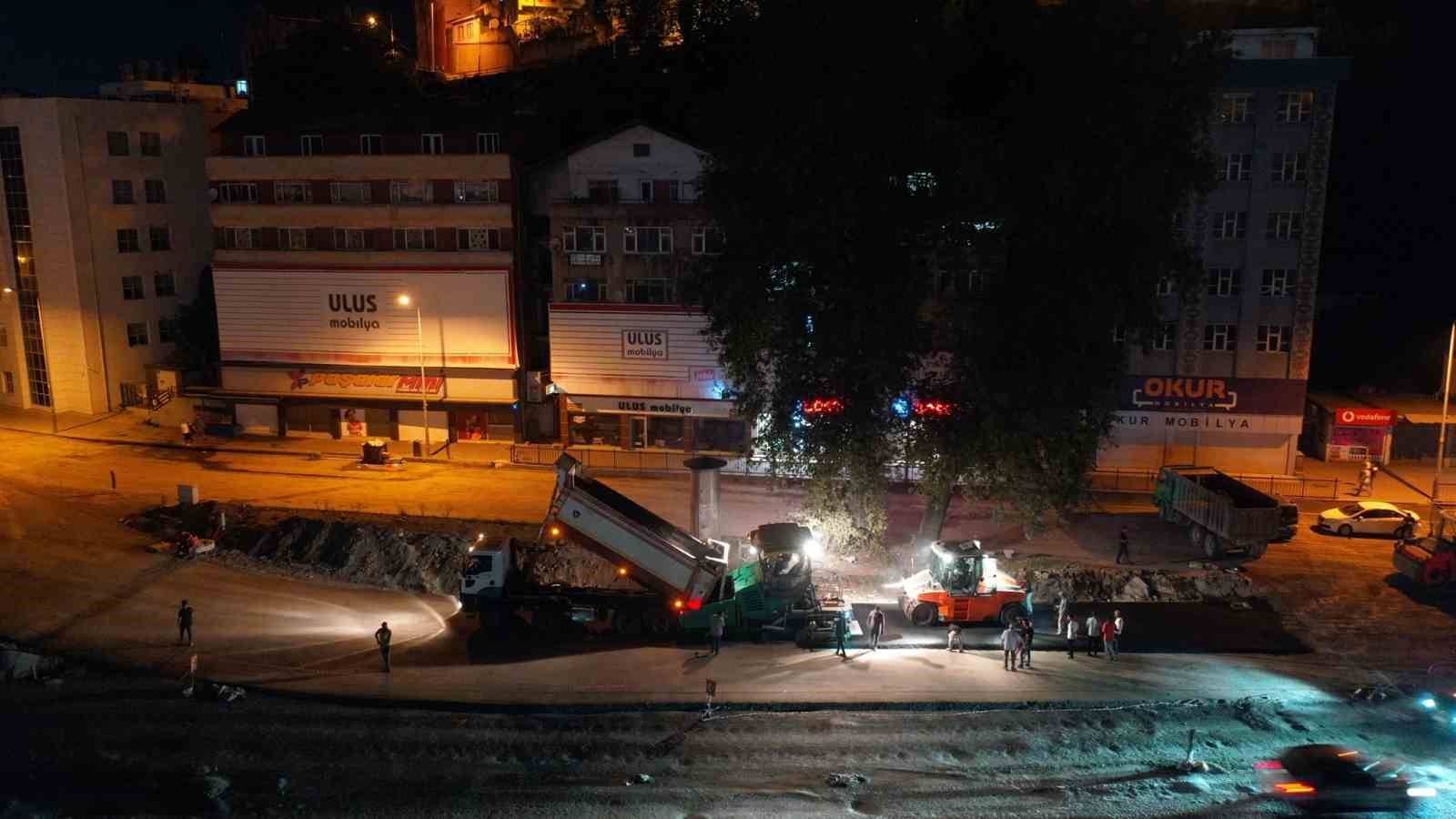 Akıllı kavşak d&uuml;zenlemesinde asfalt &ccedil;alışması başladı
