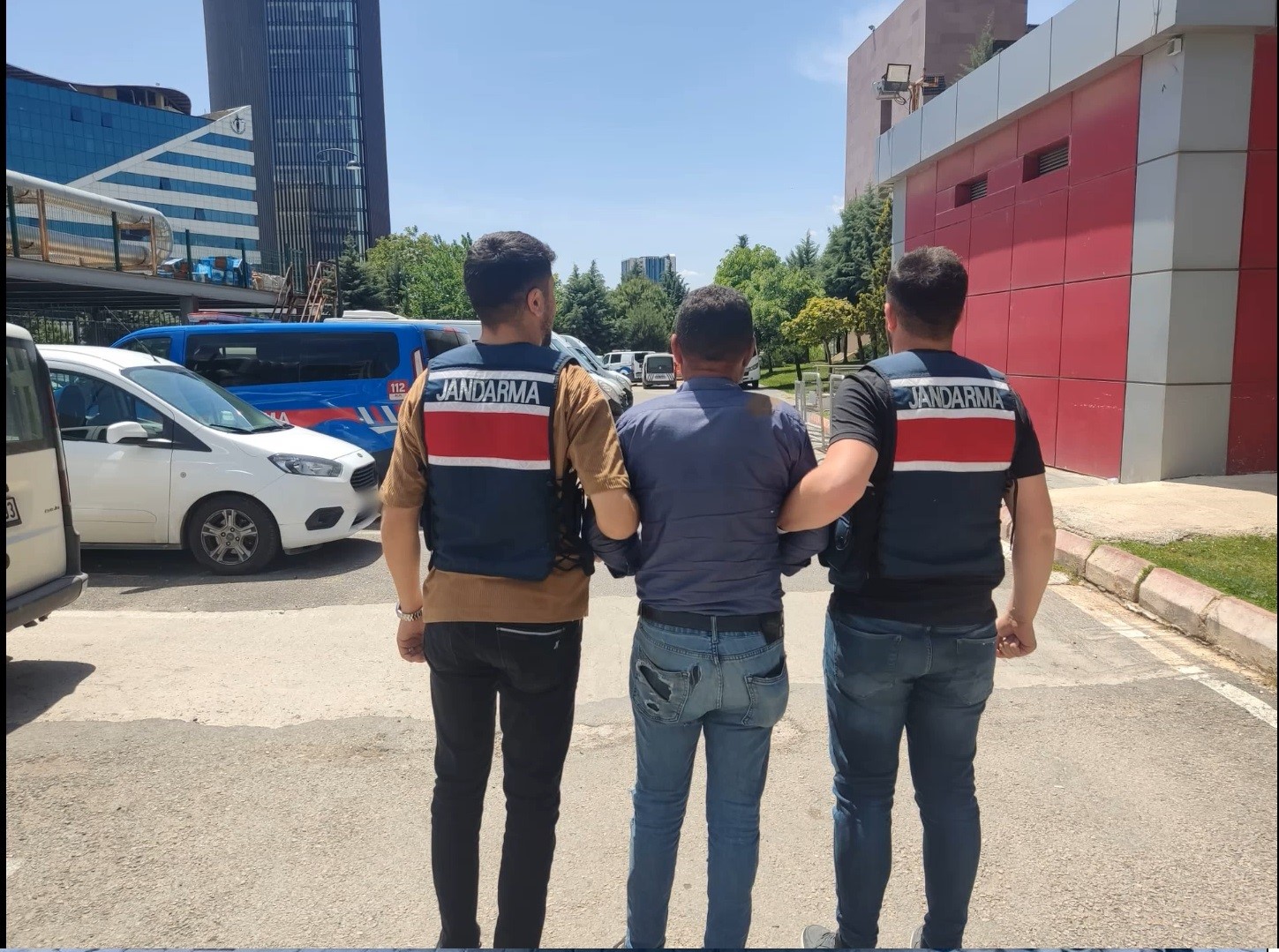 İnsan kaçakçıları polis kılığında suç işliyor
