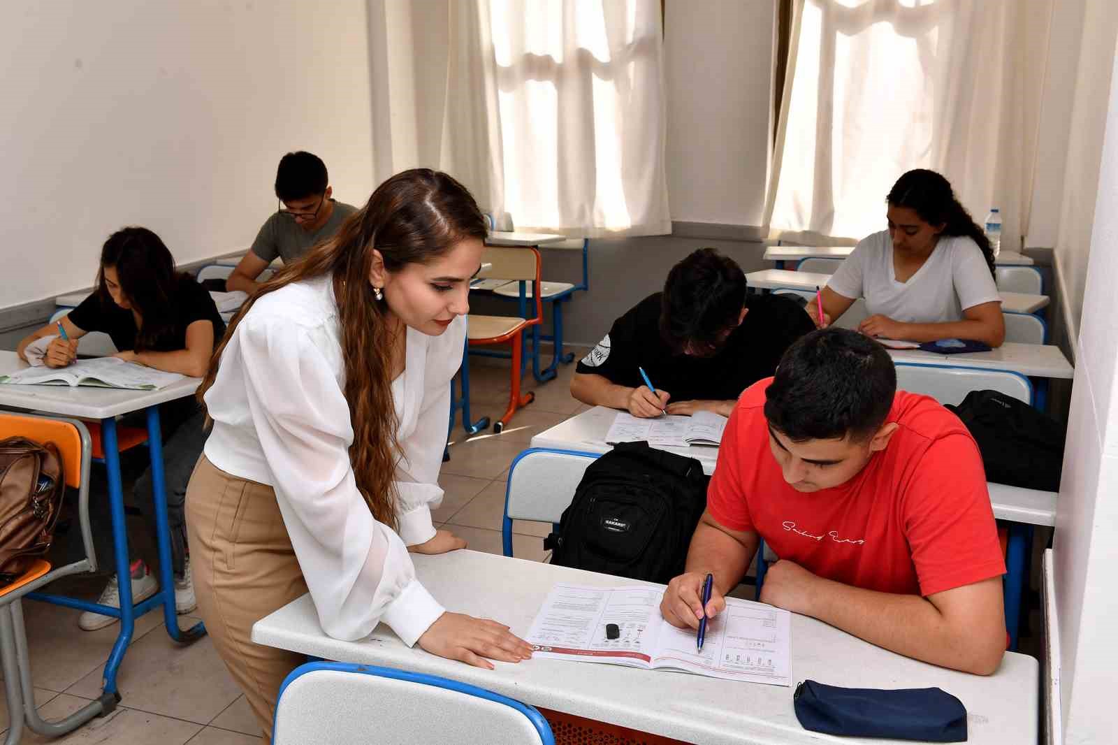 Gençlerin üniversite hayalleri Mersin Büyükşehir Belediyesinin destekleriyle gerçek oldu