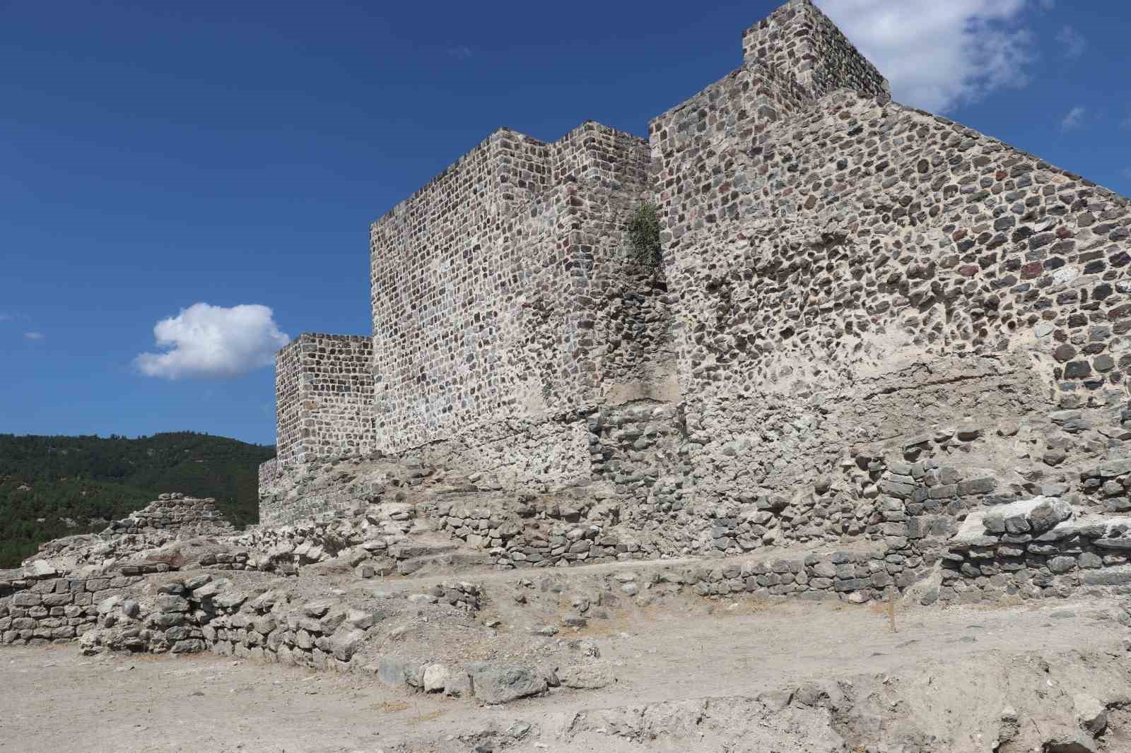 Anadolu&rsquo;nun ikinci en b&uuml;y&uuml;k kalesinde kazı &ccedil;alışmaları devam ediyor
