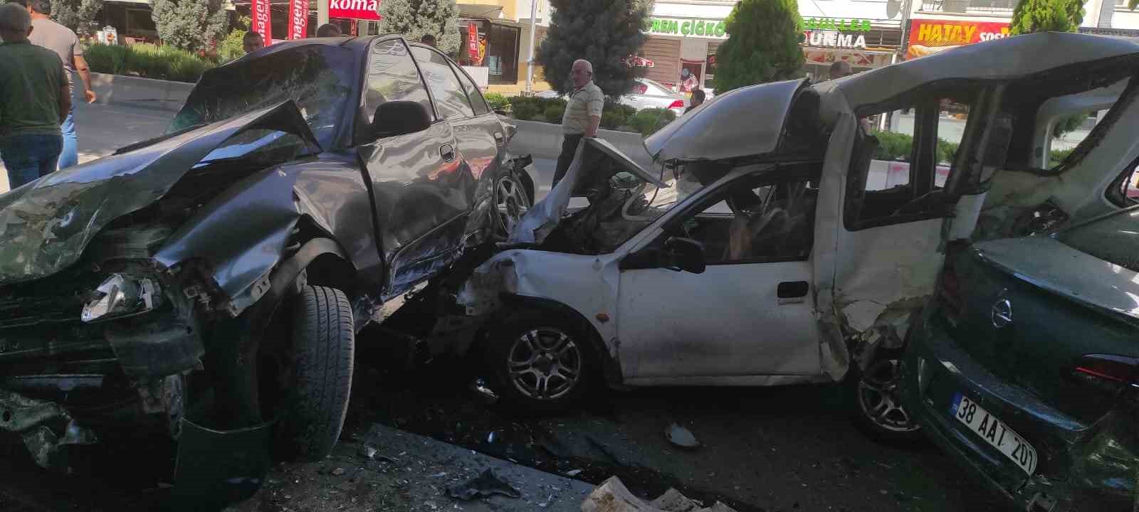 Yozgat&rsquo;ta freni patlayan kamyon 8 araca &ccedil;arptı, 3 kişi yaralandı
