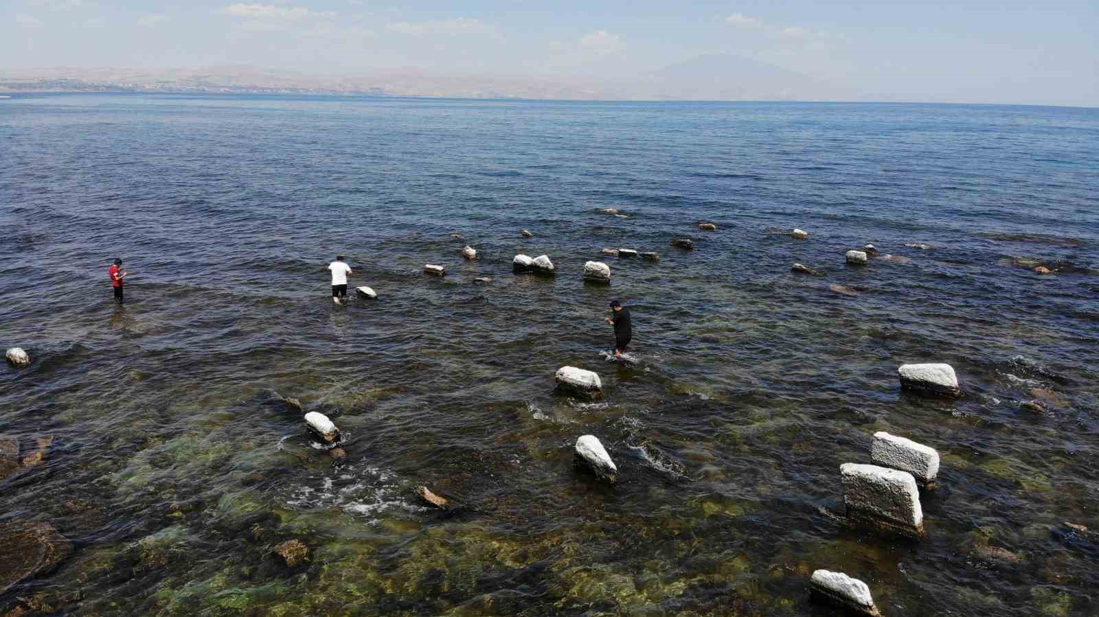 Van Gölü’nde sular çekildi, asırlık toplu mezar alanı ortaya çıktı