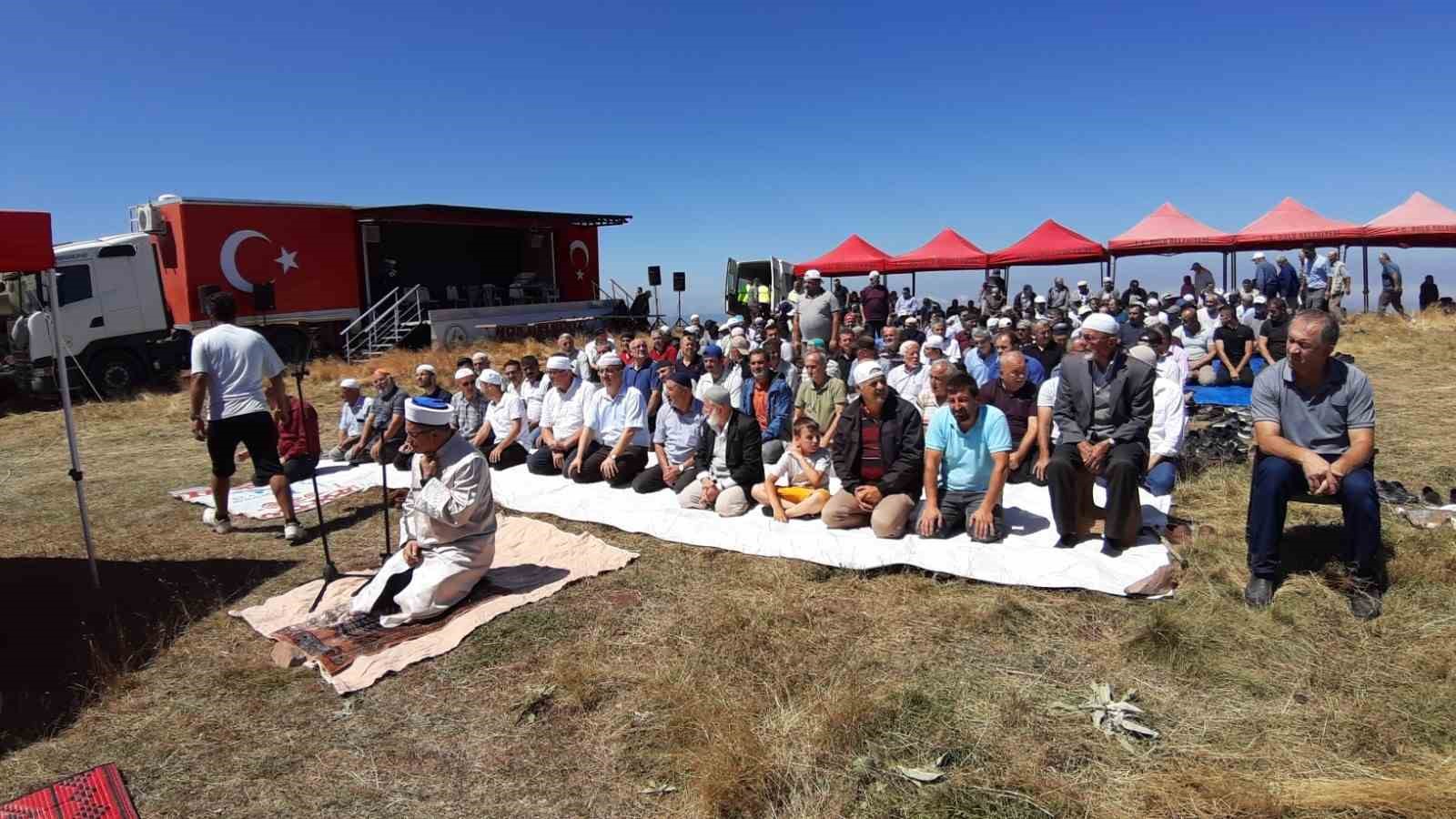 Geleneksel bayrama ulaşabilmek için traktörlere bindiler
