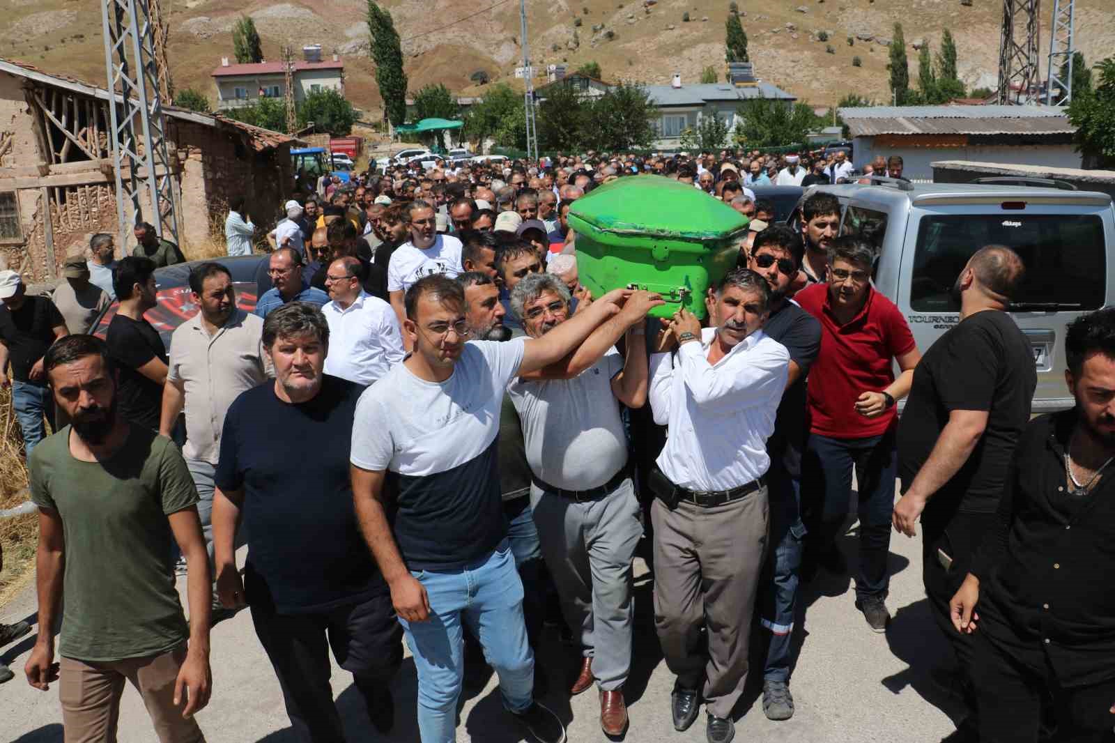 12 kişinin &ouml;ld&uuml;ğ&uuml; kazada s&uuml;r&uuml;c&uuml; son yolculuğuna uğurlandı
