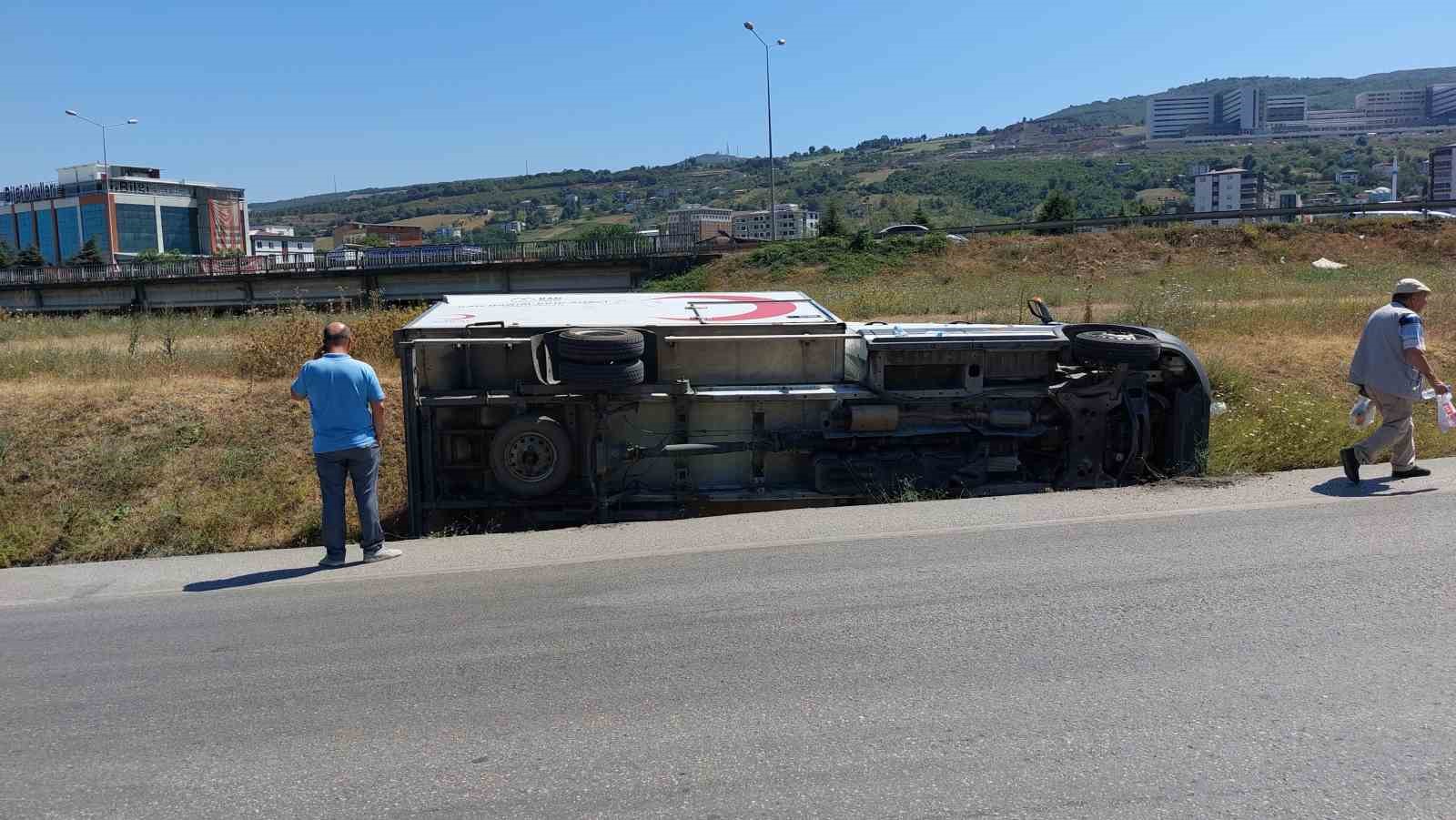 Türk Kızılay kan toplama aracı devrildi: 1 yaralı