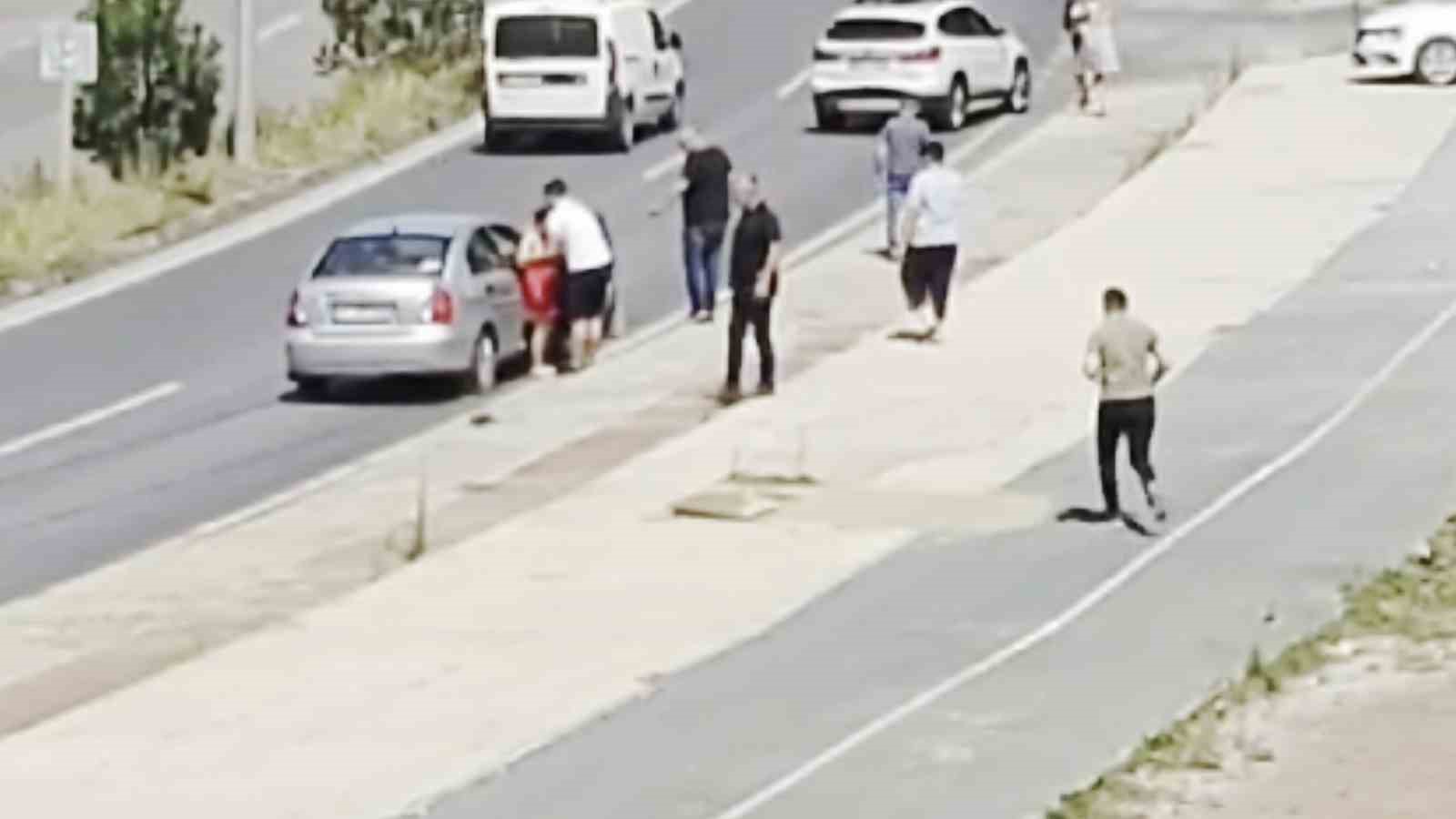 Yol ortasında durup kavga eden s&uuml;r&uuml;c&uuml;ler kazaya neden oldu
