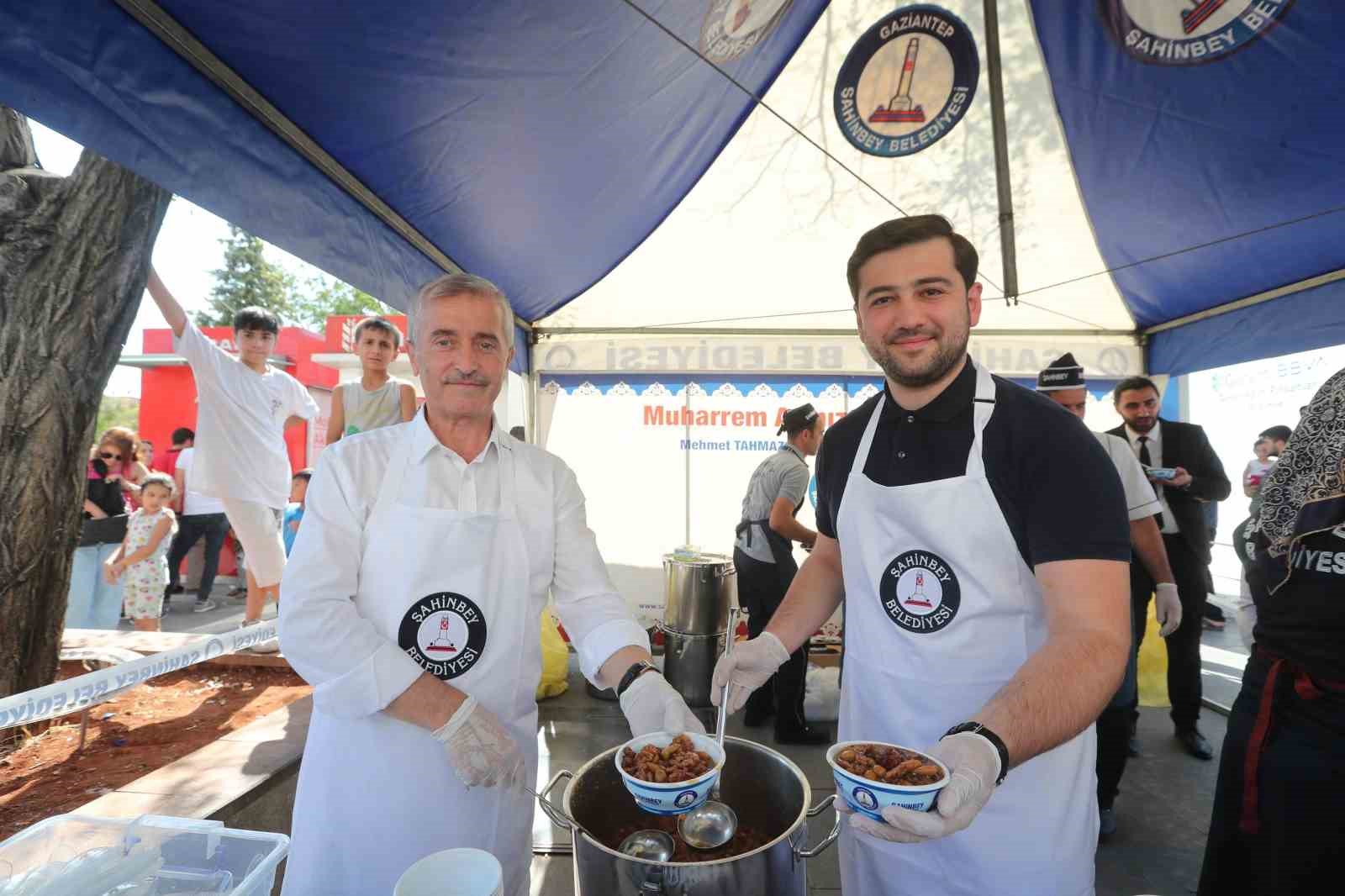 Bozatlı ve Tahmazoğlu’ndan vatandaşlara aşure ikramı