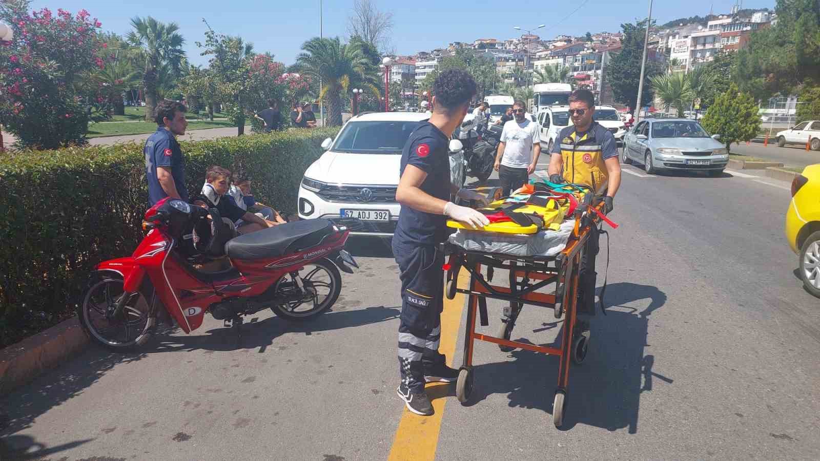 Motosiklet yolun karşısına ge&ccedil;meye &ccedil;alışan yayalara &ccedil;arptı; 4 yaralı
