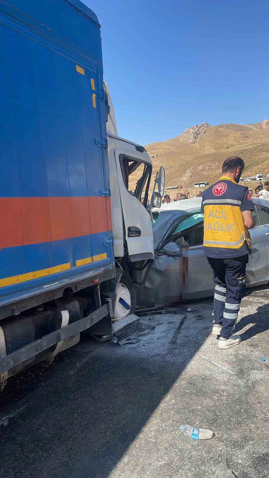 Otomobille kamyonet çarpıştı: 2 ölü, 2 yaralı