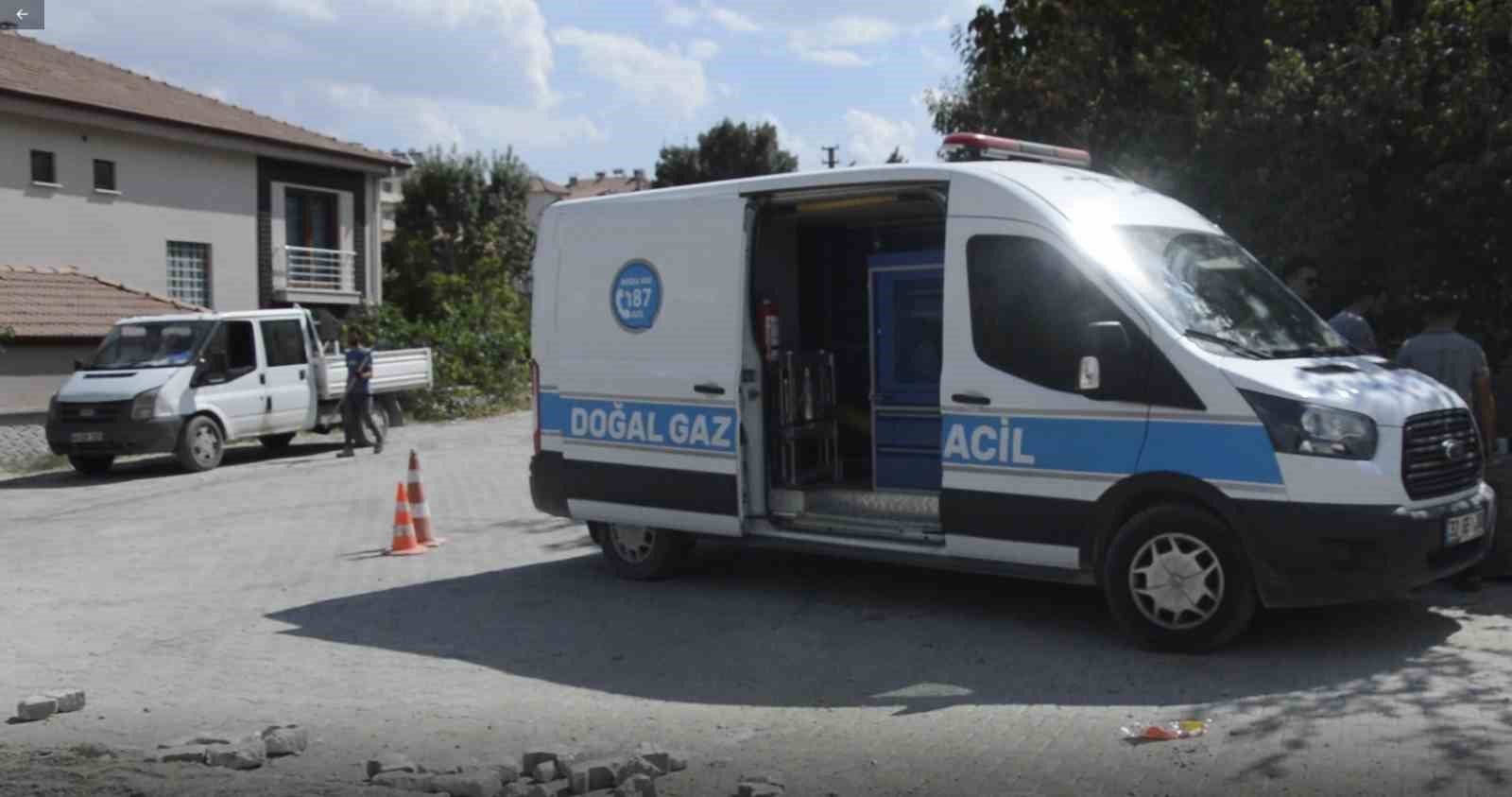 İnternet altyapı kazısı doğal gaz borusunu deldi, kısa s&uuml;reli panik yaşandı
