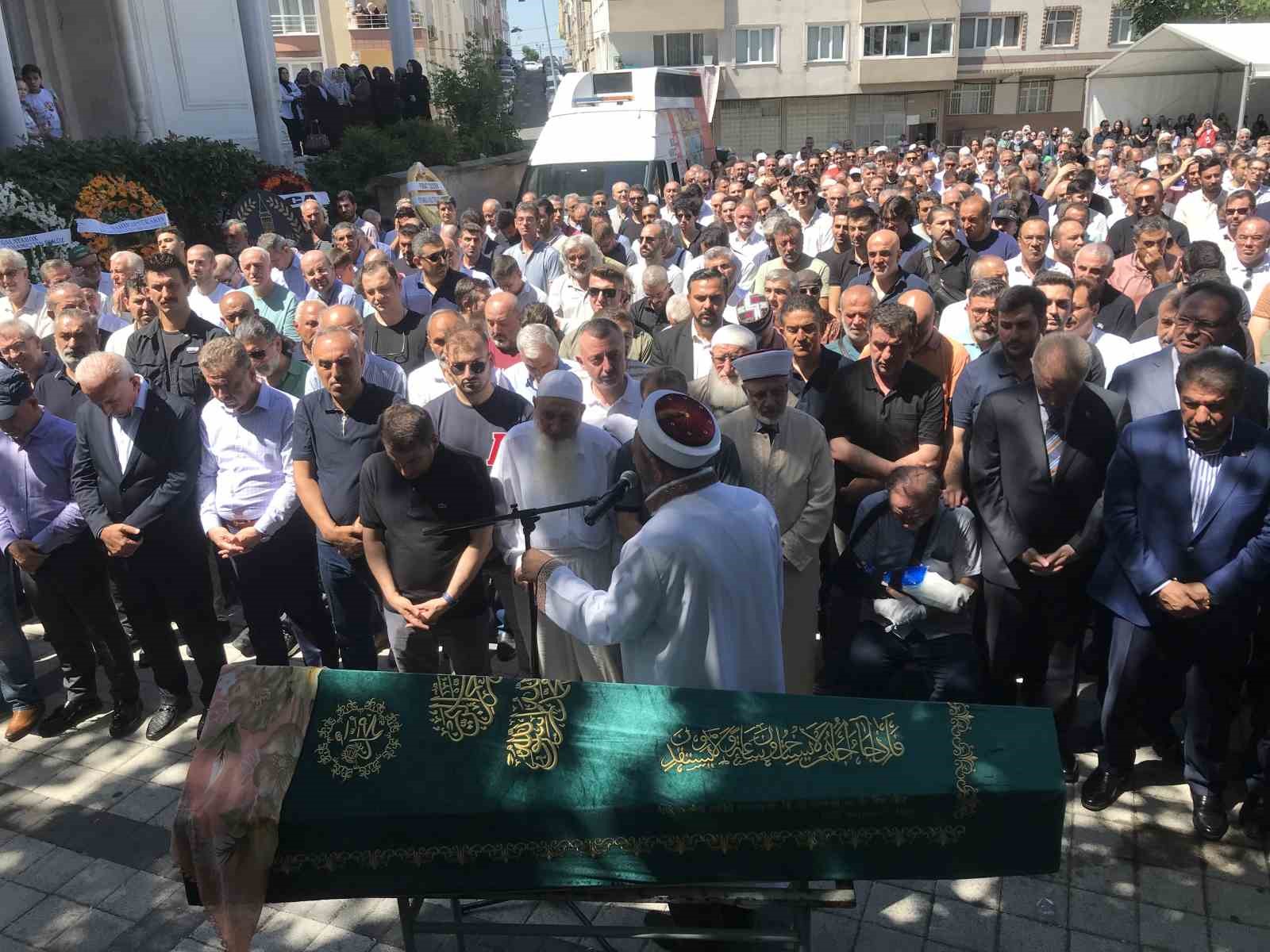 Kadık&ouml;y&rsquo;de yangında balkondan atlayarak hayatını kaybeden Hatice Arslan son yolculuğuna uğurlandı
