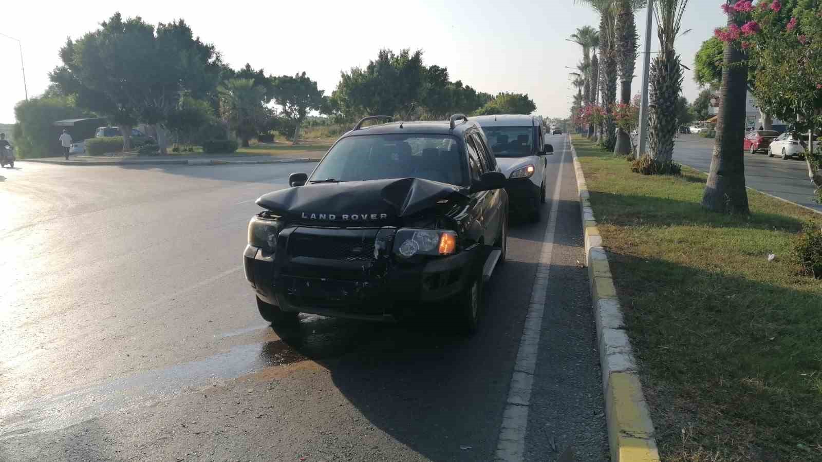 Yayaya yol verdi, kazaya karıştı
