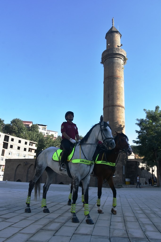 Ankara ve Van polis atlı birlikleri Bitlis&rsquo;in tarihi sokaklarında devriye attı
