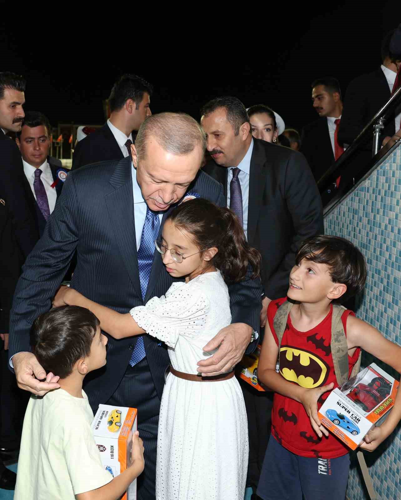 Cumhurbaşkanı Erdoğan: &ldquo;Ter&ouml;ristler T&uuml;rk adaletine teslim olacaklar ya da devletimizin demir yumruğuyla y&uuml;zleşeceklerdir.&rdquo; 