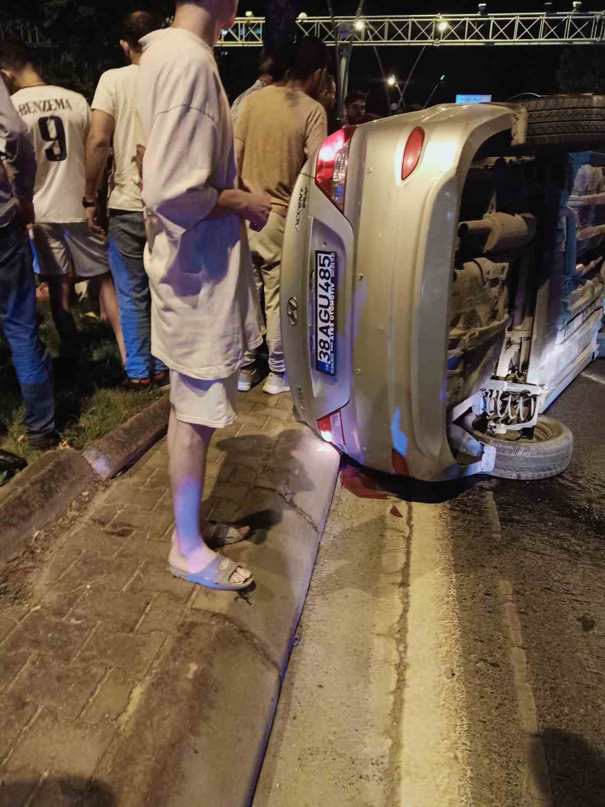 Kontrolden çıkan otomobil, park halindeki otomobillere çarpıp yan yattı