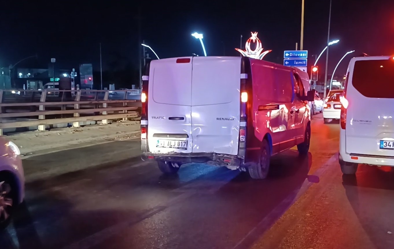 Kocaeli’de otomobil, kırmızı ışıkta duran araca çarptı: 1 yaralı