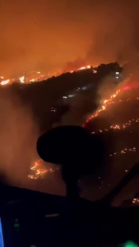 Gece g&ouml;r&uuml;şl&uuml; helikopterlerin yangına m&uuml;dahalesi aralıksız s&uuml;r&uuml;yor
